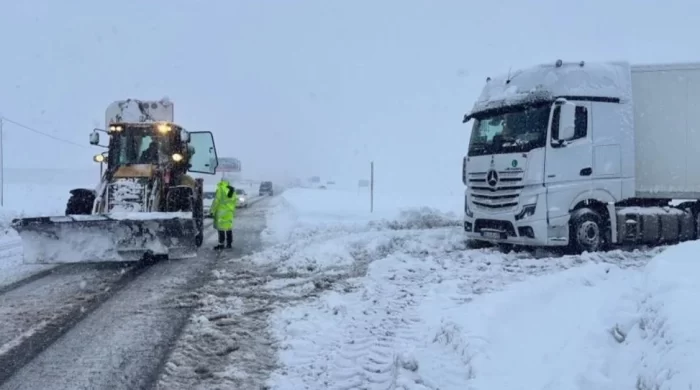 Kar ve tipi ulaşımı kilitledi: Çok sayıda yol kapalı