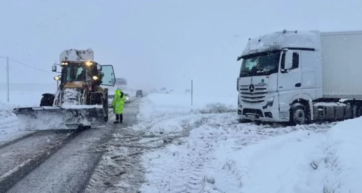 Kar ve tipi ulaşımı kilitledi: Çok sayıda yol kapalı