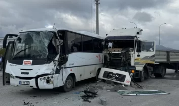 Karaman’da işçi servisi ile tır çarpıştı: 12 yaralı