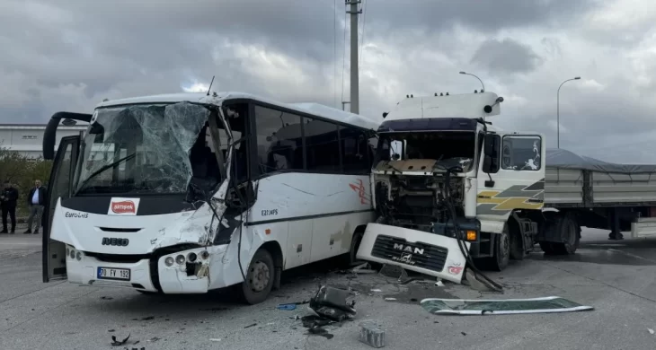 Karaman’da işçi servisi ile tır çarpıştı: 12 yaralı