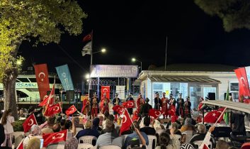 Kocaeli Büyükşehir’in Mehter ve Bando Takımı, Karamürsellileri coşturdu; 30 Ağustos’a özel konser