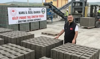Kars İl Özel İdaresi’nde kilit parke taşı üretimi aralıksız sürüyor