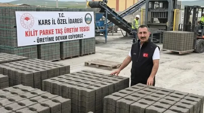 Kars İl Özel İdaresi’nde kilit parke taşı üretimi aralıksız sürüyor