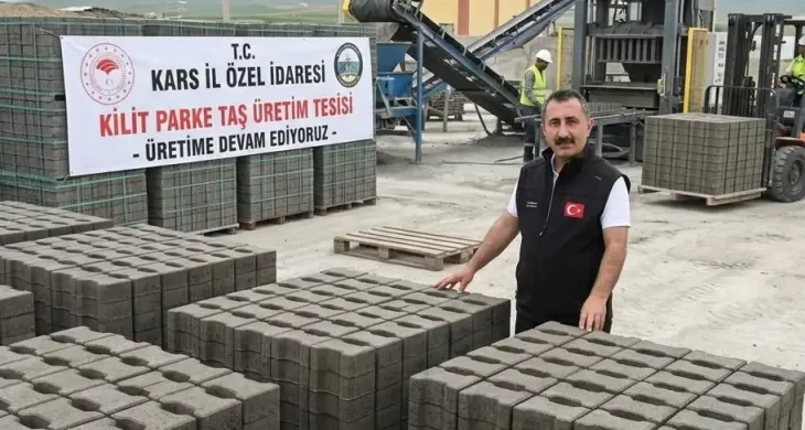 Kars İl Özel İdaresi’nde kilit parke taşı üretimi aralıksız sürüyor