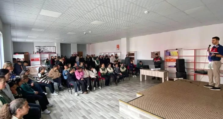 Kars jandarmasından öğrenci ve öğretmenlere siber güvenlik eğitimi