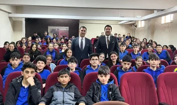 Kars TSO Başkanı Kadir Bozan, kariyer günlerinde öğrencilerle buluştu