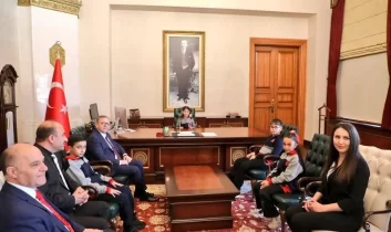 Kars Valiliği’nde 23 Nisan coşkusu: Minik Kevser makamı devraldı