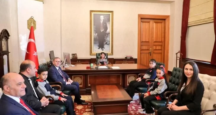 Kars Valiliği’nde 23 Nisan coşkusu: Minik Kevser makamı devraldı