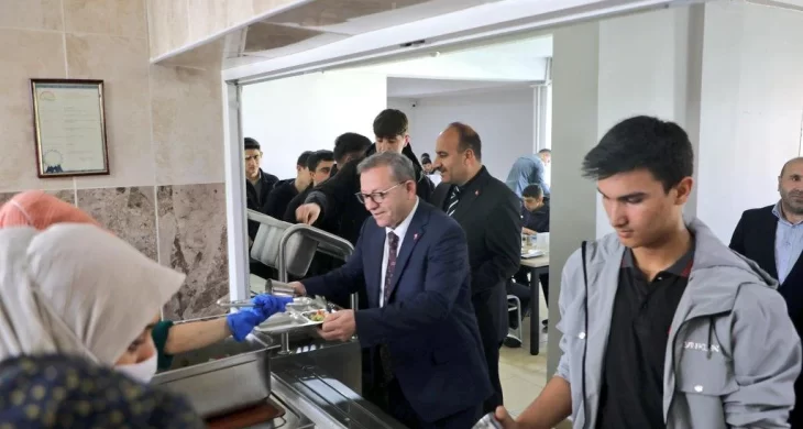 Kars Valisi Ziya Polat, eğitim camiası ve öğrencilerle buluştu