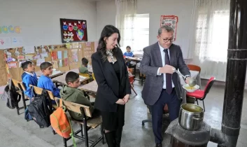 Kars Valisi Ziya Polat, kendi elleriyle öğrencilere çorba ikram etti