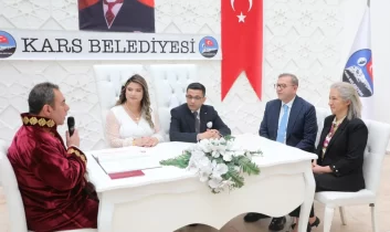 Kars Valisi Ziya Polat, makam şoförünün mutlu gününe ortak oldu