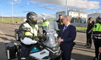 Kars Valisi Ziya Polat’tan bayram trafiğinde “Kurallara Uyun” çağrısı
