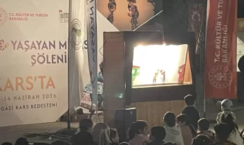Kars Yaşayan Miras Şöleni’nde Karagöz gösterisine ilgi