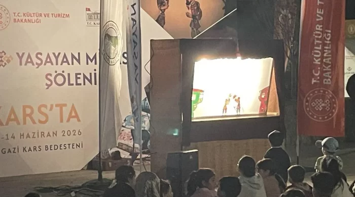 Kars Yaşayan Miras Şöleni’nde Karagöz gösterisine ilgi