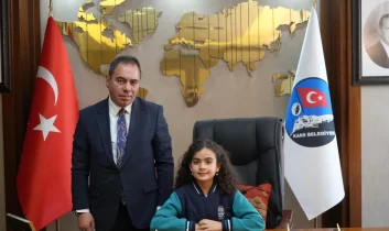 Kars’ta 23 Nisan coşkusu: Belediye Başkanlığı koltuğu çocuklara emanet edildi