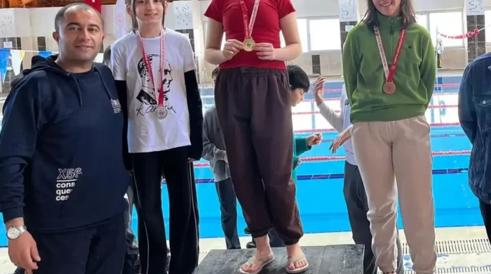 Kars’ta 23 Nisan coşkusu havuzda yaşandı