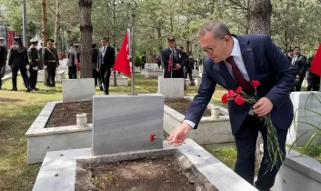 Kars’ta 30 Ağustos Zafer Bayramı Kutlamaları Şehitlik Töreniyle Devam Etti