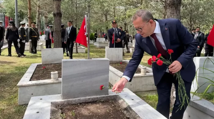 Kars’ta 30 Ağustos Zafer Bayramı Kutlamaları Şehitlik Töreniyle Devam Etti