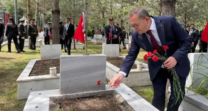Kars’ta 30 Ağustos Zafer Bayramı Kutlamaları Şehitlik Töreniyle Devam Etti