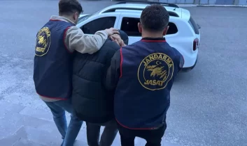 Kars’ta 51 suç kaydıyla aranan ve 42 yıl hapis cezası bulunan şahıs yakalandı