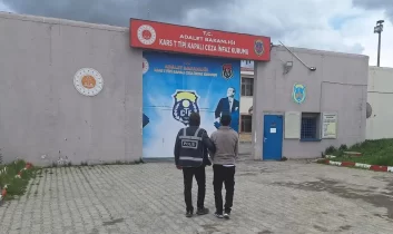 Kars’ta 8 yıl 4 ay hapis cezası bulunan dolandırıcı yakalandı