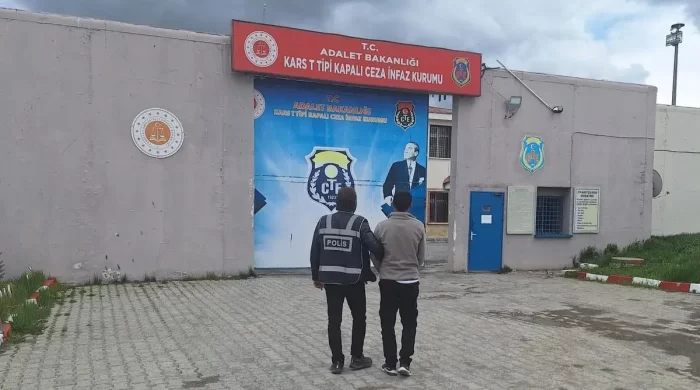 Kars’ta 8 yıl 4 ay hapis cezası bulunan dolandırıcı yakalandı