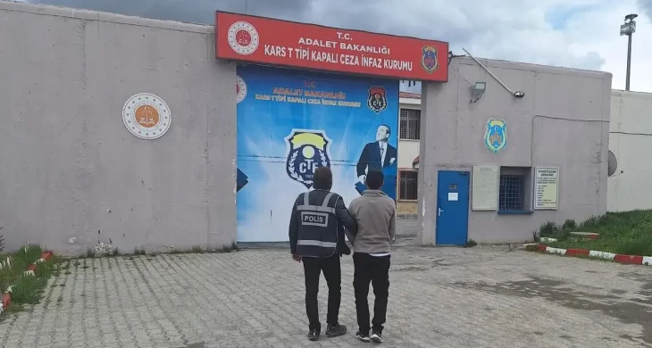 Kars’ta 8 yıl 4 ay hapis cezası bulunan dolandırıcı yakalandı