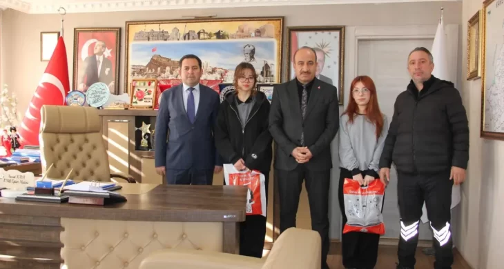 Kars’ta afiş yarışmasında dereceye giren öğrenciler ödüllendirildi