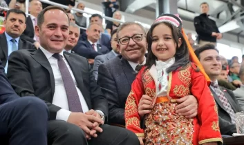 Kars’ta Anadolu’nun ritmi yankılandı: 923 öğrenci Halk Oyunları Şenliği’nde buluştu