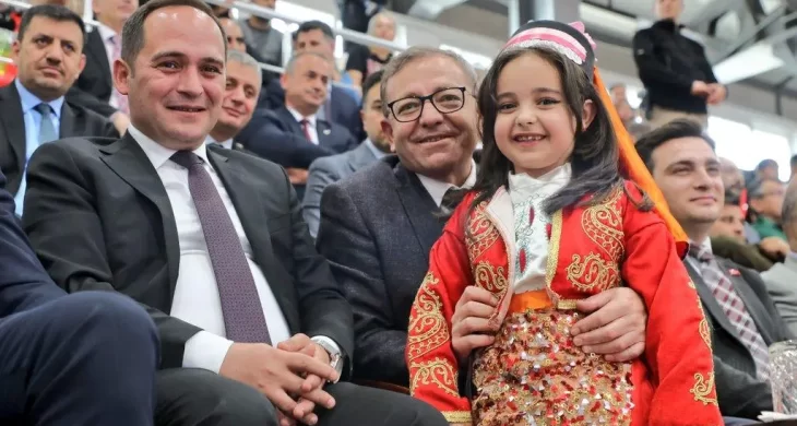 Kars’ta Anadolu’nun ritmi yankılandı: 923 öğrenci Halk Oyunları Şenliği’nde buluştu