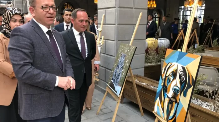 Kars’ta sergi: Demir parmaklıkların ardından sanata uzanan eller