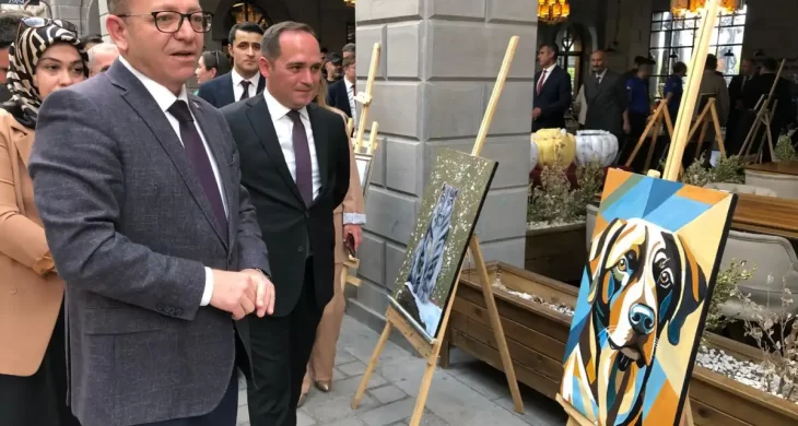 Kars’ta sergi: Demir parmaklıkların ardından sanata uzanan eller