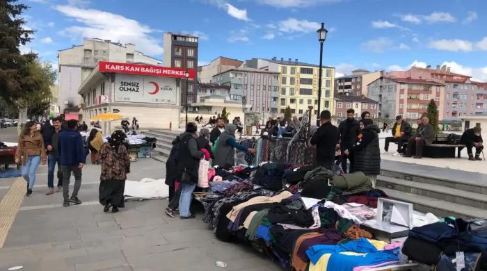Kars’ta bayram alışverişi: Caddeler renklendi, esnafın yüzü güldü
