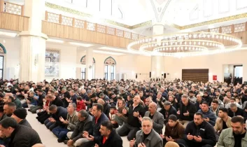 Kars’ta bayram coşkusu: Camiler doldu taştı, birlik ve beraberlik mesajları verildi