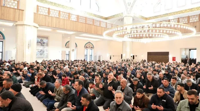Kars’ta bayram coşkusu: Camiler doldu taştı, birlik ve beraberlik mesajları verildi