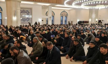 Kars’ta bayram namazında camiler doldu