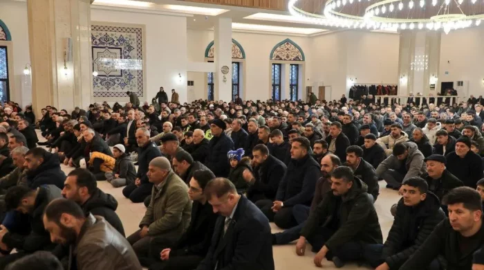 Kars’ta bayram namazında camiler doldu