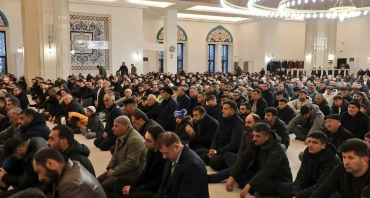 Kars’ta bayram namazında camiler doldu