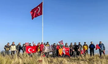 Kars’ta Dağcılar 30 Ağustos Coşkusunu Yahni Dağı Zirvesine Taşıdı