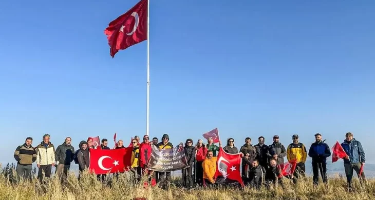 Kars’ta Dağcılar 30 Ağustos Coşkusunu Yahni Dağı Zirvesine Taşıdı