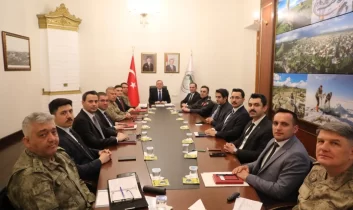 Kars’ta güvenlik zirvesi: İl güvenlik ve asayiş koordinasyon toplantısı gerçekleştirildi