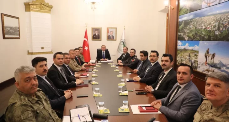 Kars’ta güvenlik zirvesi: İl güvenlik ve asayiş koordinasyon toplantısı gerçekleştirildi