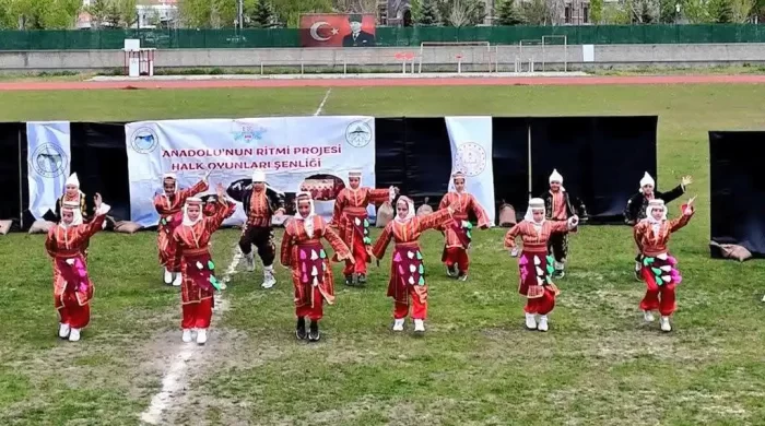 Kars’ta Halk Oyunları Şöleni: 923 öğrenci Anadolu’nun ritmine ortak oldu