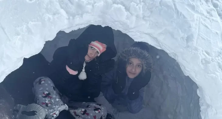 Kars’ta kar sanatı: Miniklerden mahalleye ıgloo sürprizi