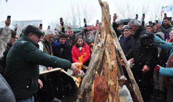 Kars’ta Nevruz ateşi yakılarak baharın gelişi kutlandı