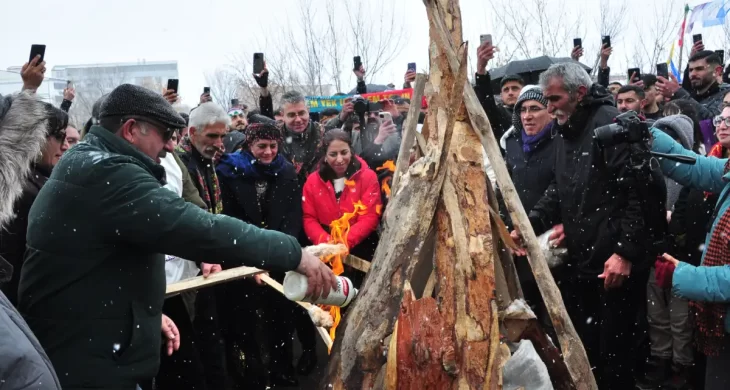 Kars’ta Nevruz ateşi yakılarak baharın gelişi kutlandı