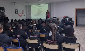 Kars’ta öğrencilere “Erken Yaşta ve Zorla Evlilikler ile Aile İçi Şiddet” eğitimi