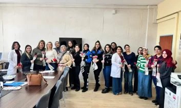 Kars’ta öğretmenlere anlamlı ziyaret: Şehit öğretmen Fatmanur Çelik anısına karanfil dağıtıldı