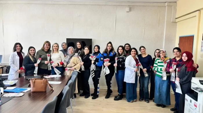 Kars’ta öğretmenlere anlamlı ziyaret: Şehit öğretmen Fatmanur Çelik anısına karanfil dağıtıldı