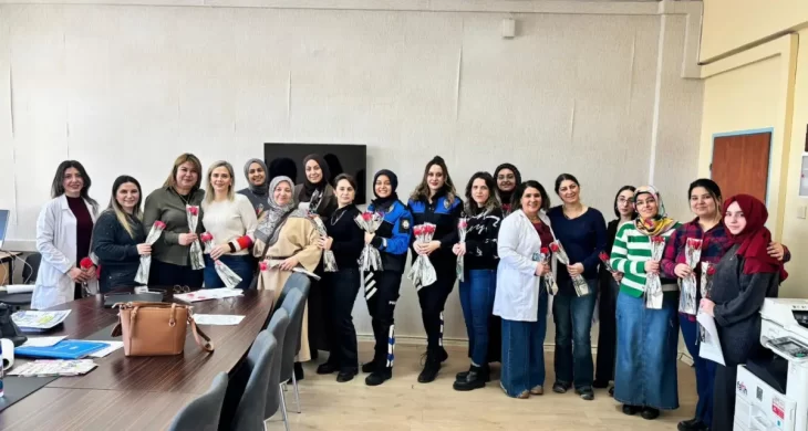 Kars’ta öğretmenlere anlamlı ziyaret: Şehit öğretmen Fatmanur Çelik anısına karanfil dağıtıldı